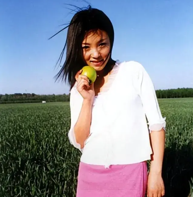 就这样,谢雨欣遇见了她的第一任丈夫,对方是省领导的公子,家世条件自