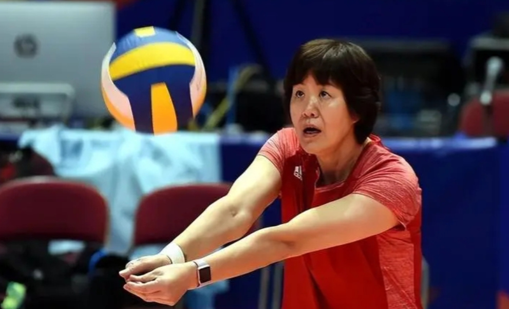 郎平刚进入国家队的时候,孙晋芳就注意到了这个扣球扣的非常凶悍的