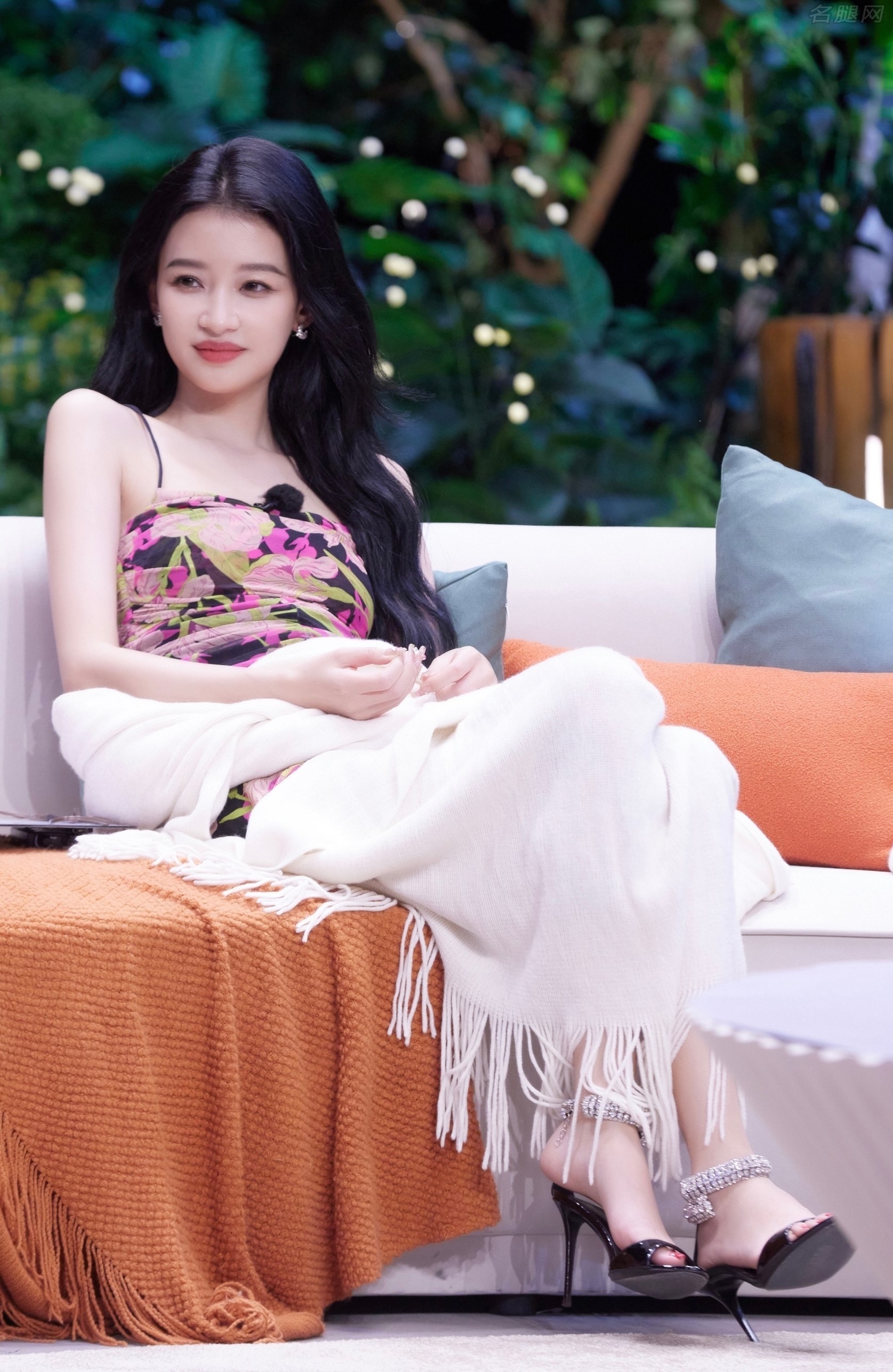 孙怡穿花裙踩细跟凉鞋展现完美足部曲线