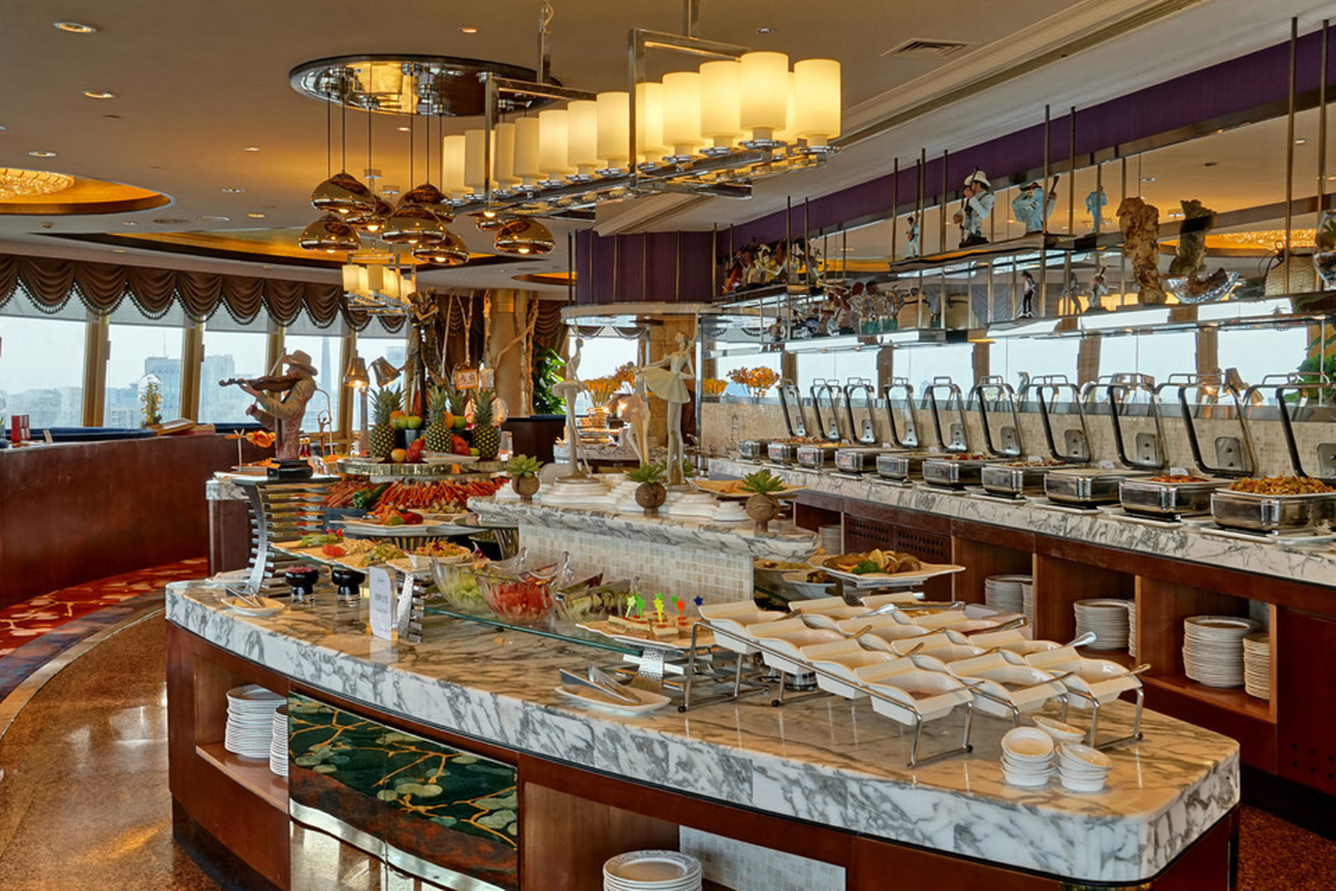 成都一座大厦的楼顶,有个大旋转餐厅,多年从来没上去过,一直是心中