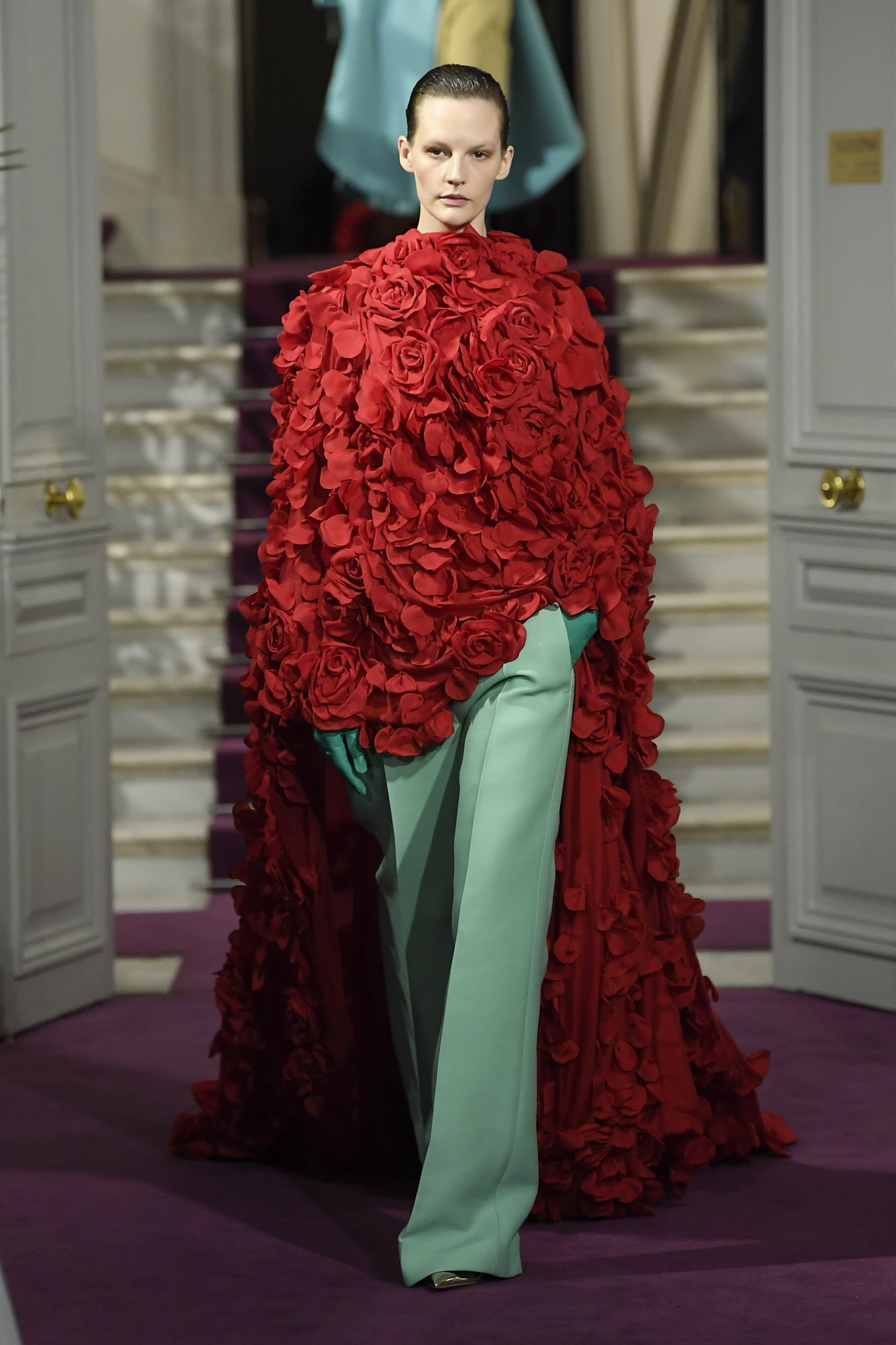 valentino 2024年春夏高定大色块撞色因为明度降低视觉冲击力下降