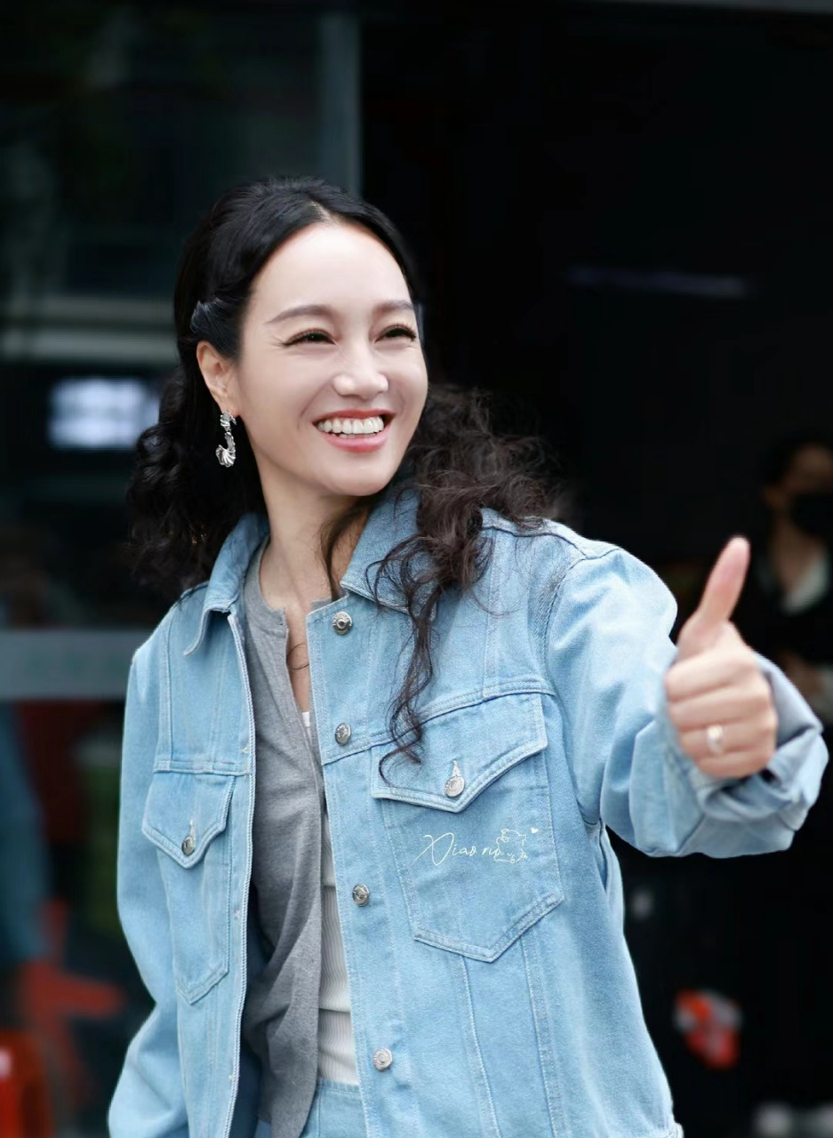 朱丹换个新发型,稍微打扮一下就很美,有点像高圆圆.