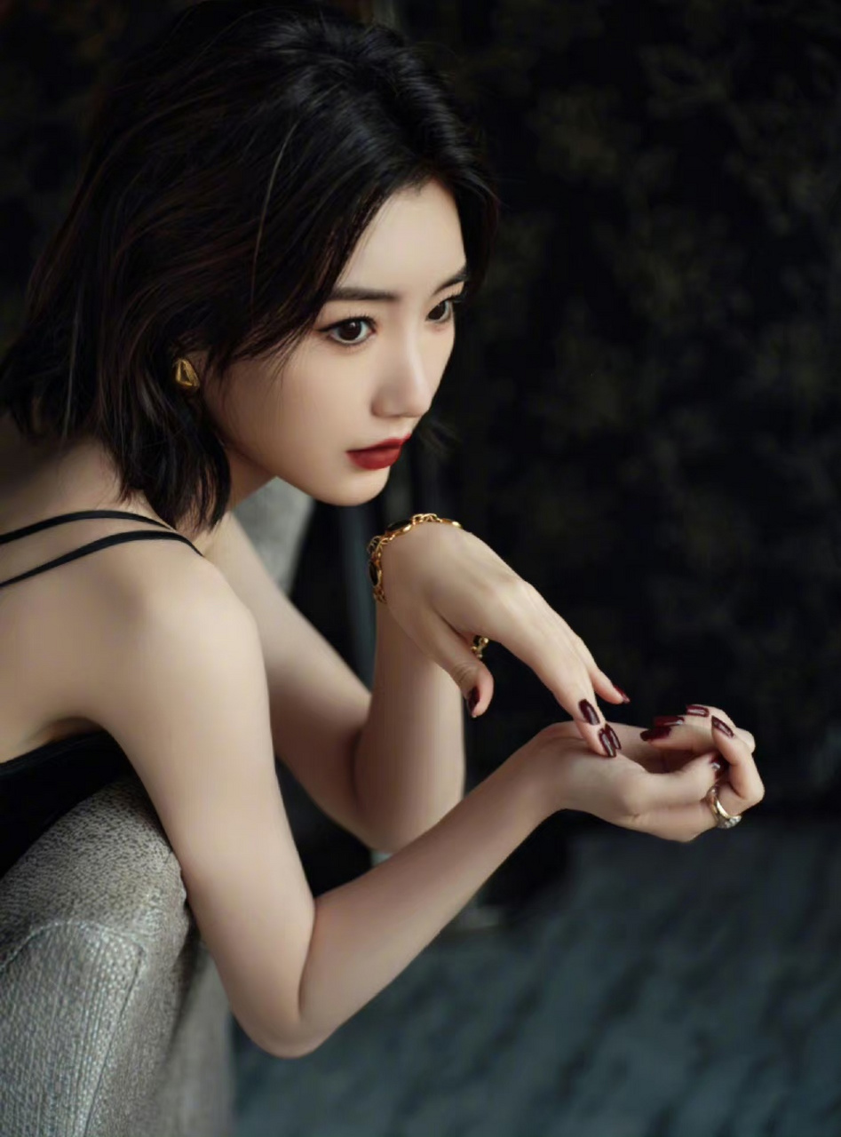 毛晓彤这一身黑色长裙,超级性感!