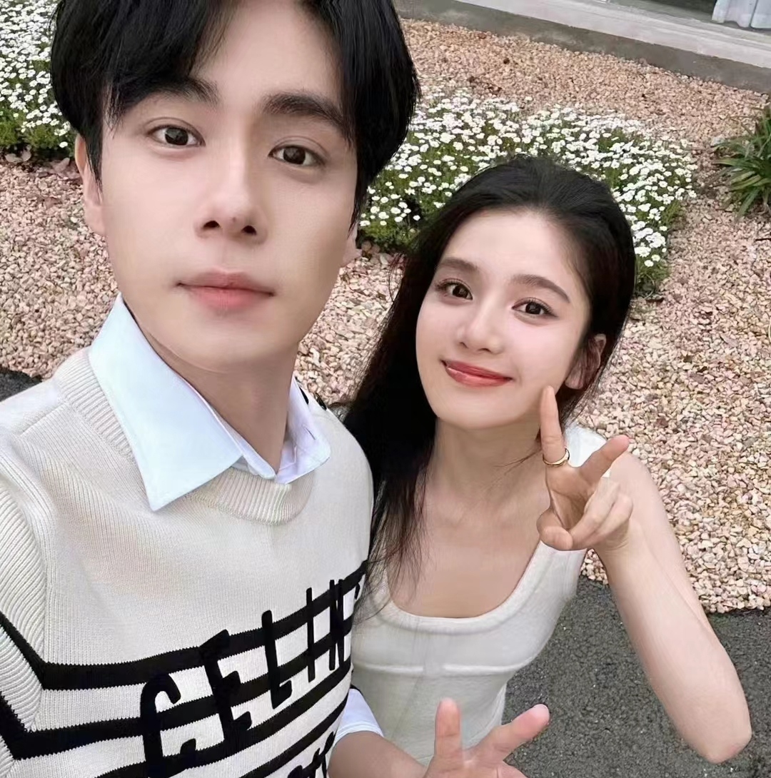 胡一天和张婧仪的杂志合拍照片,二人郎才女貌,气质出众,身高登对,一个