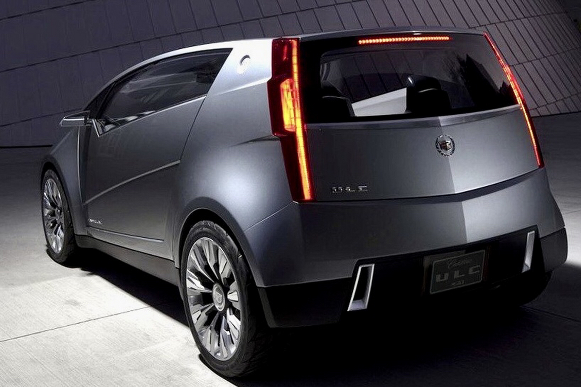 看看凯迪拉克的迷你型面包车,还是剪刀门的