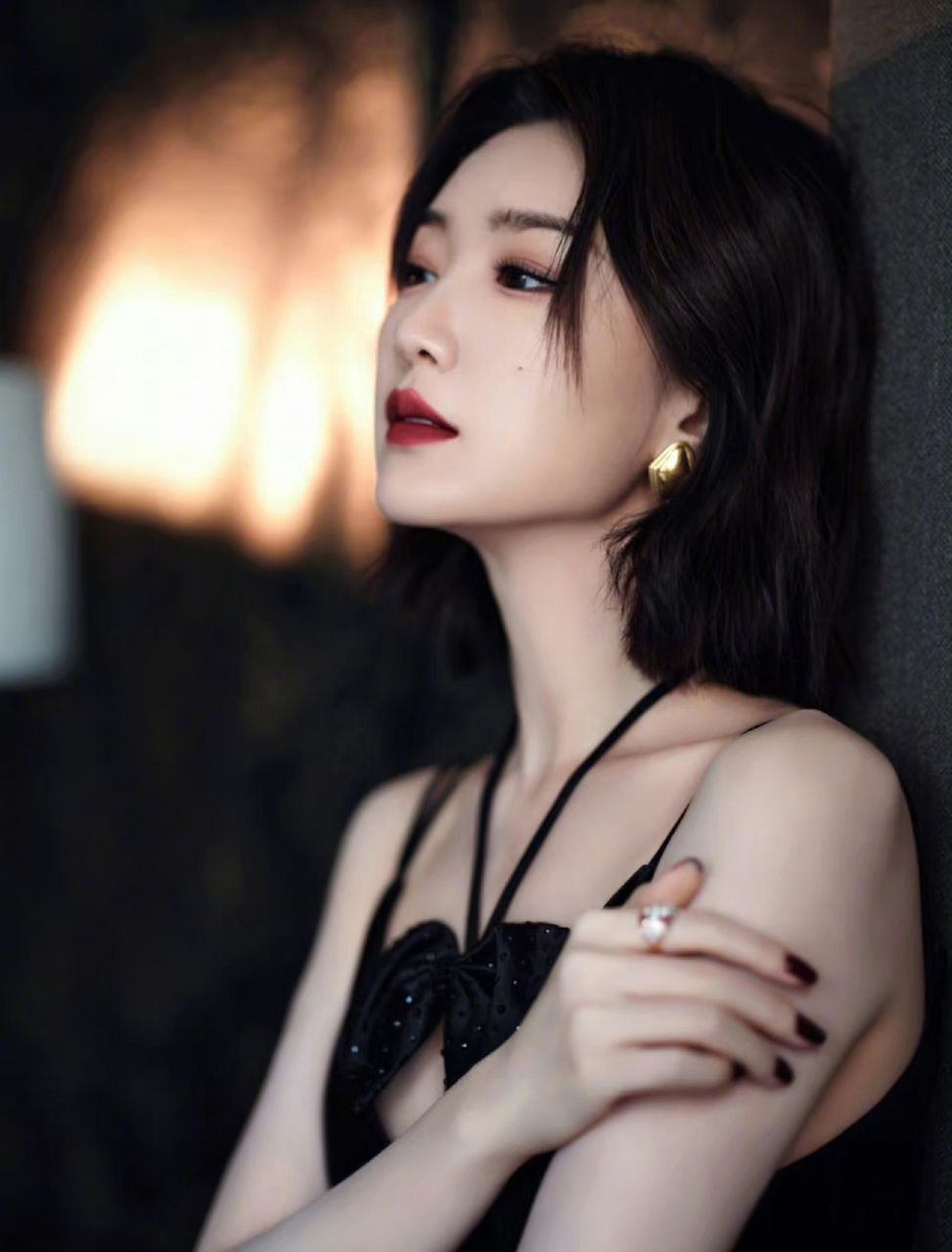 毛晓彤这一身黑色长裙,超级性感!