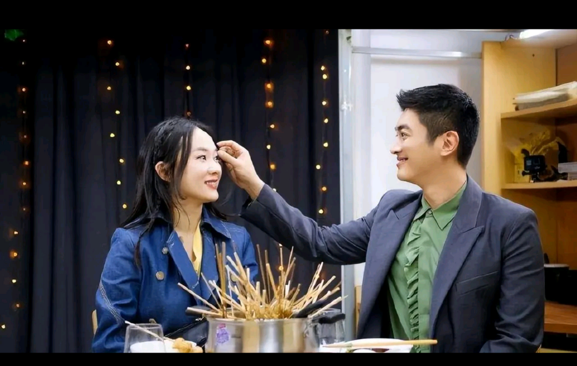 在娱乐圈的璀璨光芒中,大眼男星的生活总是备受瞩目.