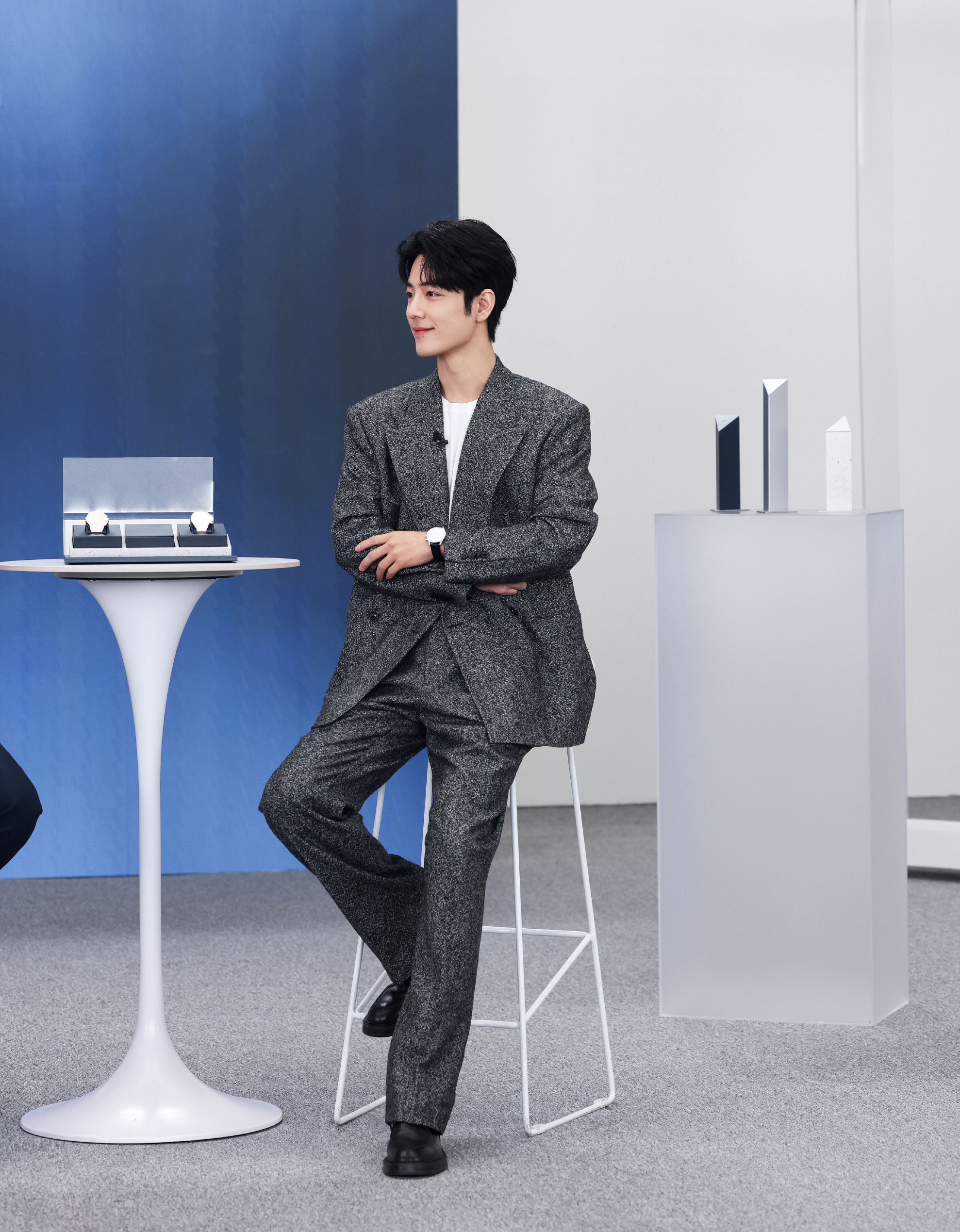 肖战终于出来营业了,参加线下活动,直播里的肖战状态太好了,一身优雅