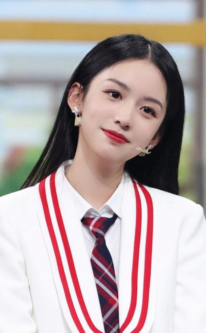 周也长得真好看,又美又清纯,笑起来甜美温柔,宛若春日里的花朵!