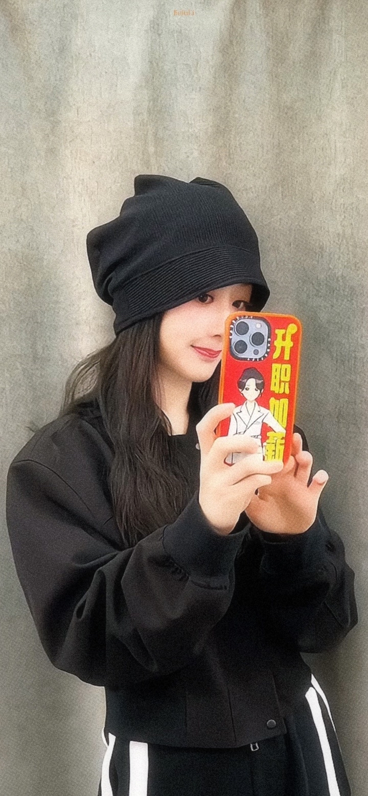 哈哈,杨紫怎么跟我们一样,手机套也是很有想法.