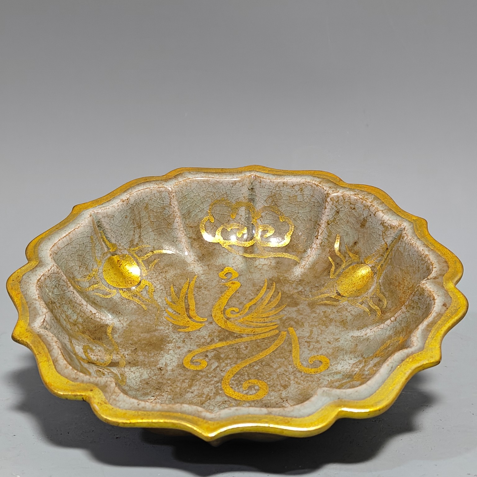 旧藏宋代汝窑描金凤纹花口盘