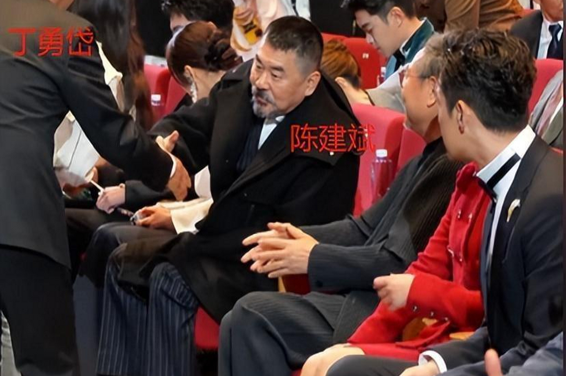 陈建斌在电视剧品质盛典上的握手方式被指傲慢,与丁勇岱等资深演员