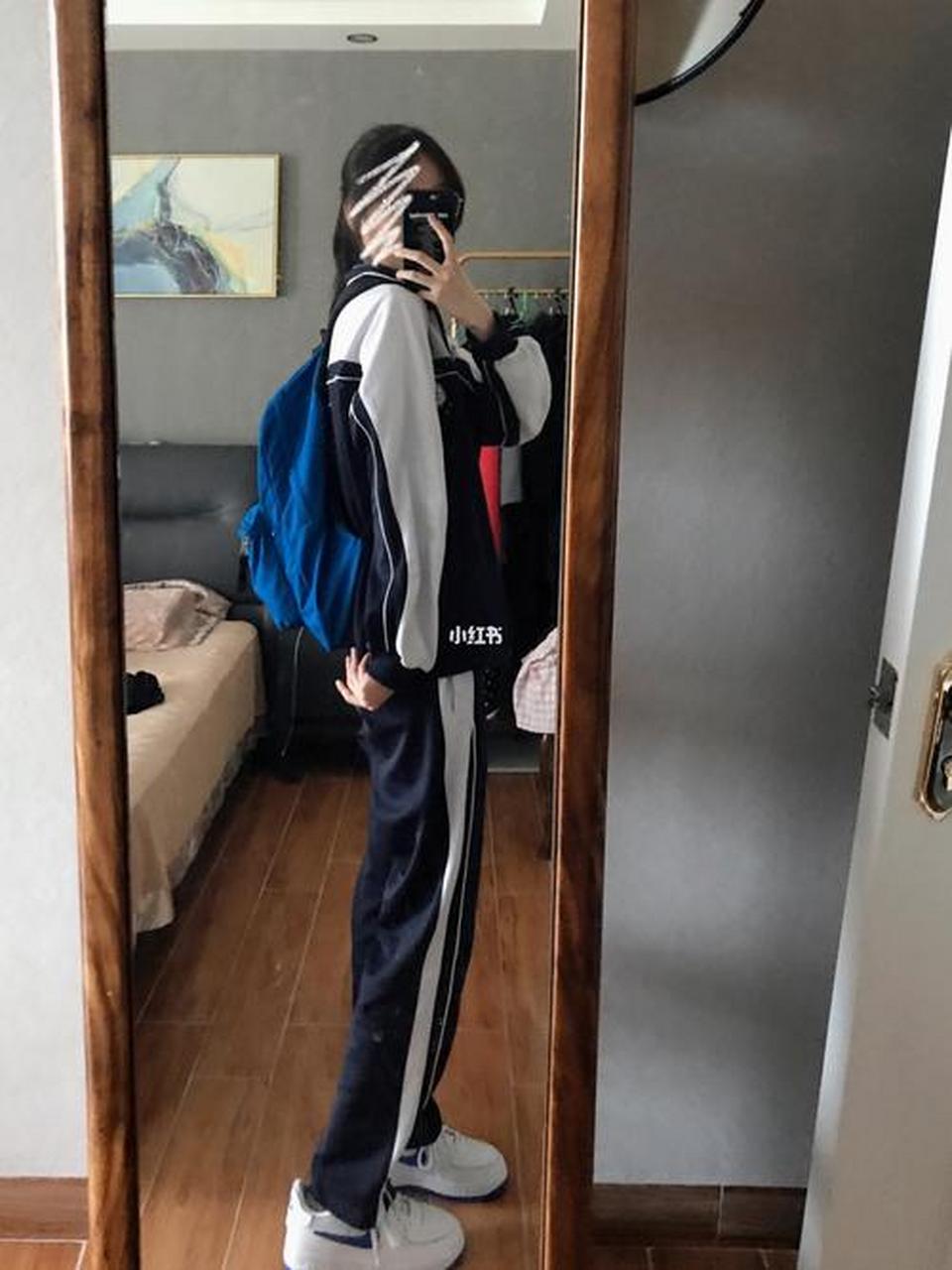 穿校服裤是否可以挂空挡涉及多个层面,包括设计功能,社会习俗,道德