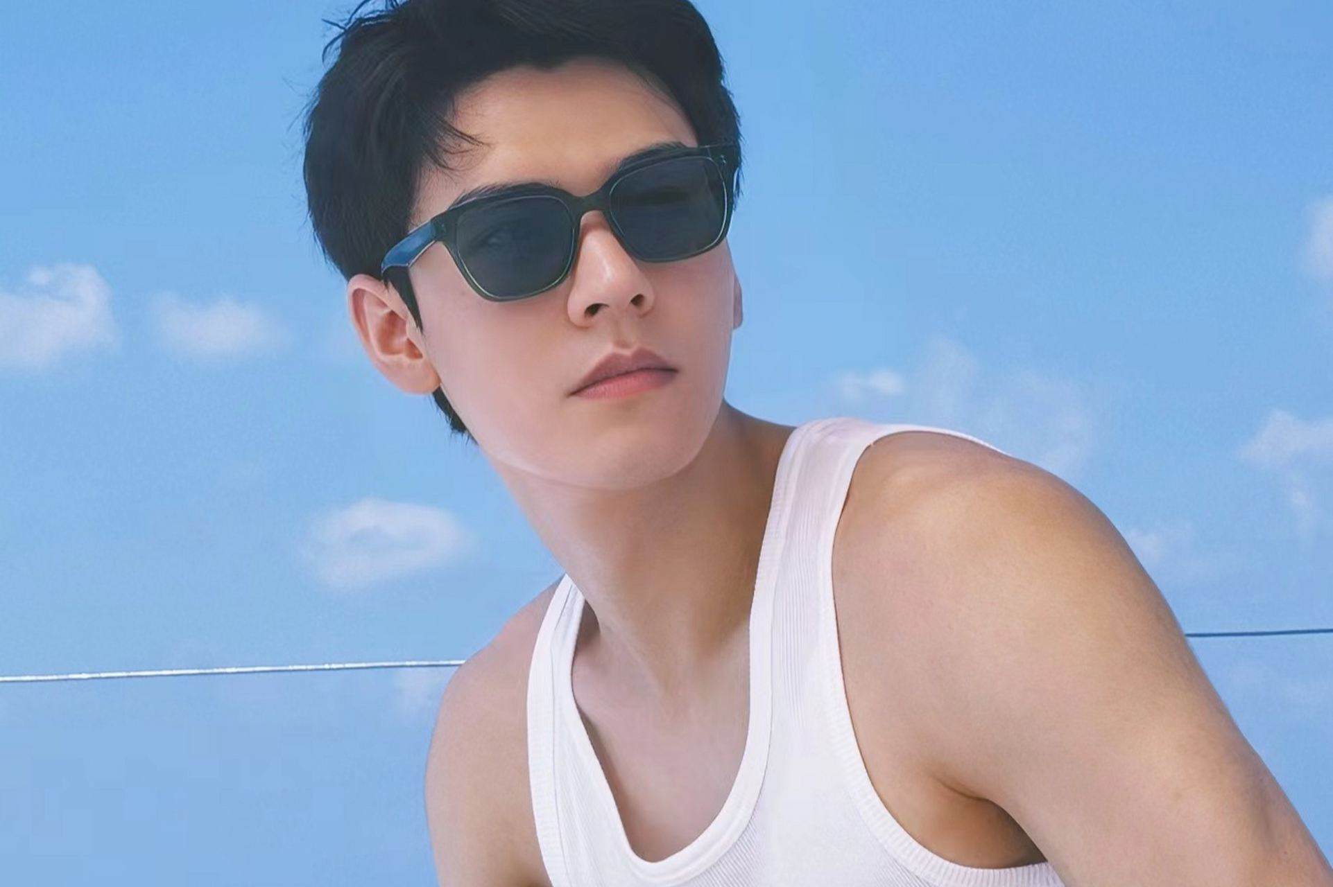 龚俊海边垂钓照来啦!阳光少年配完美肌肉,简直是健康生活的标杆94.