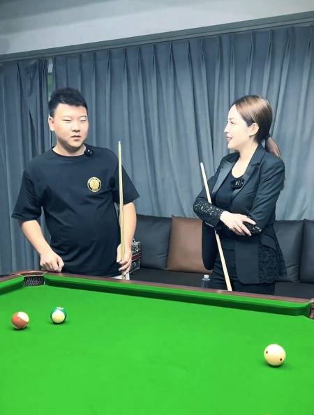 当台球耍赖天花板遇上裁判天花板这杆法你敢信
