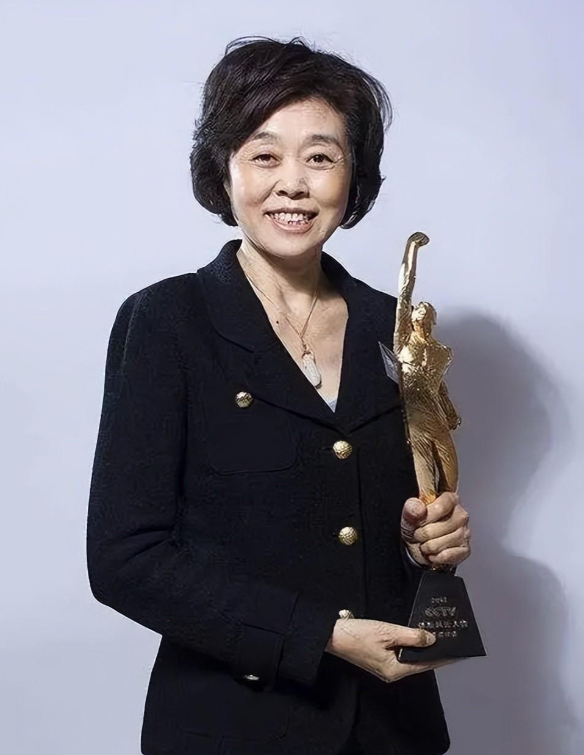 郎平刚进入国家队的时候,孙晋芳就注意到了这个扣球扣的非常凶悍的