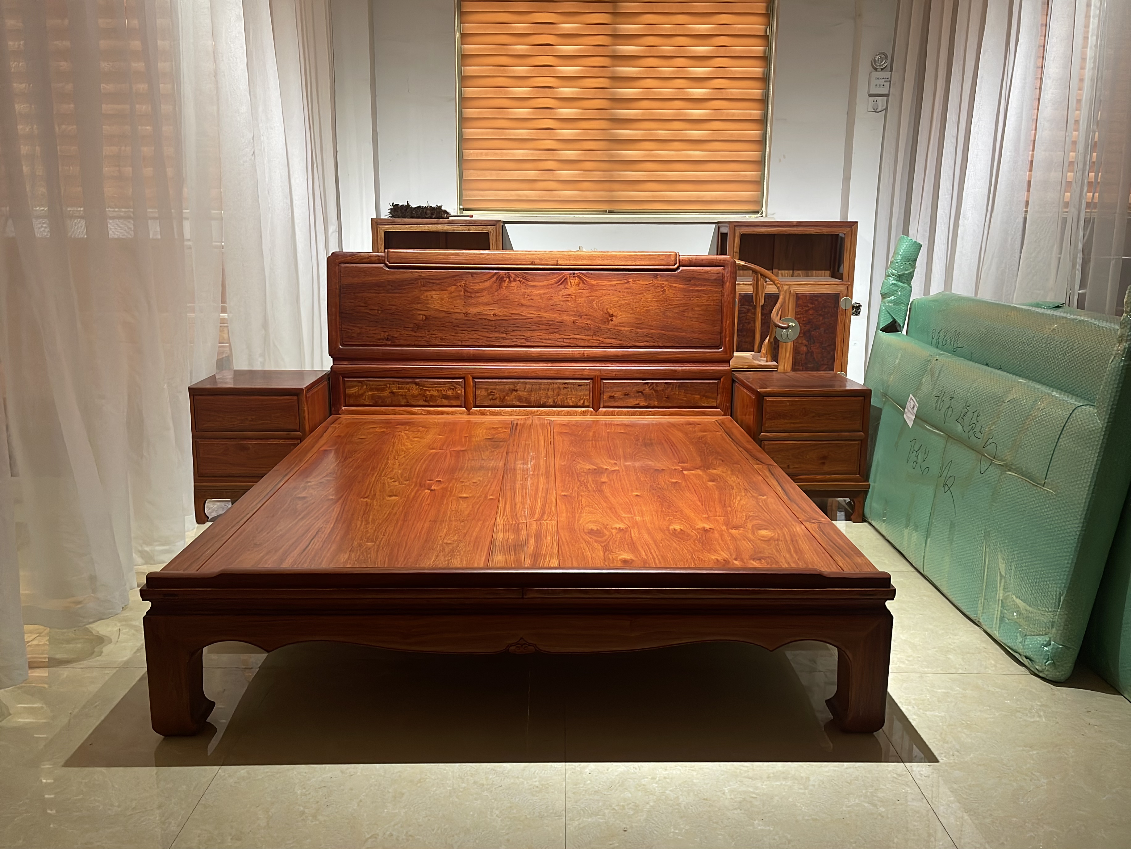 缅甸花梨木的四脚大床这几年特别的火爆,红木大床大家一定要选缅甸
