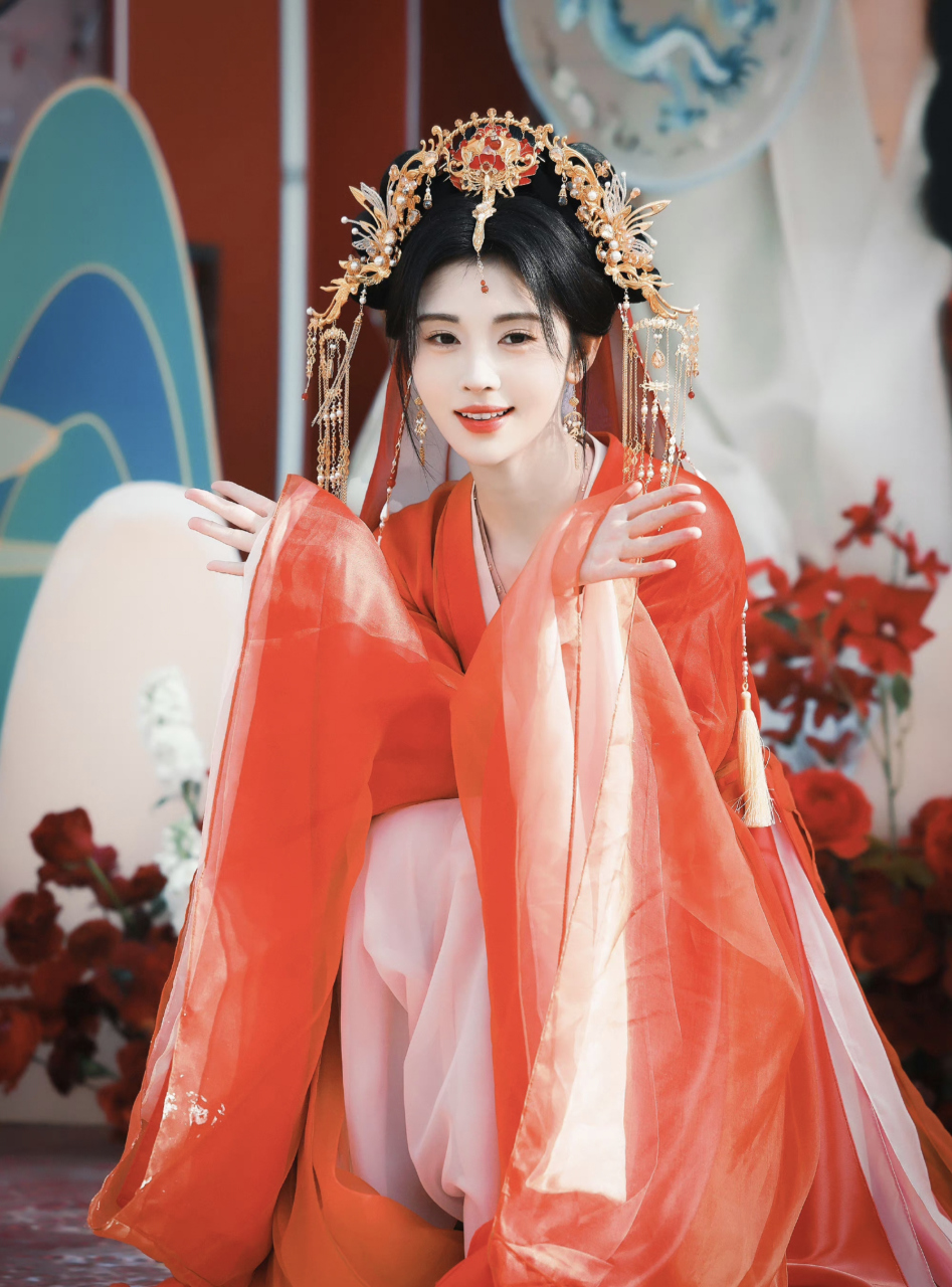 鞠婧祎千香引杀青,路透一身红衣好美.