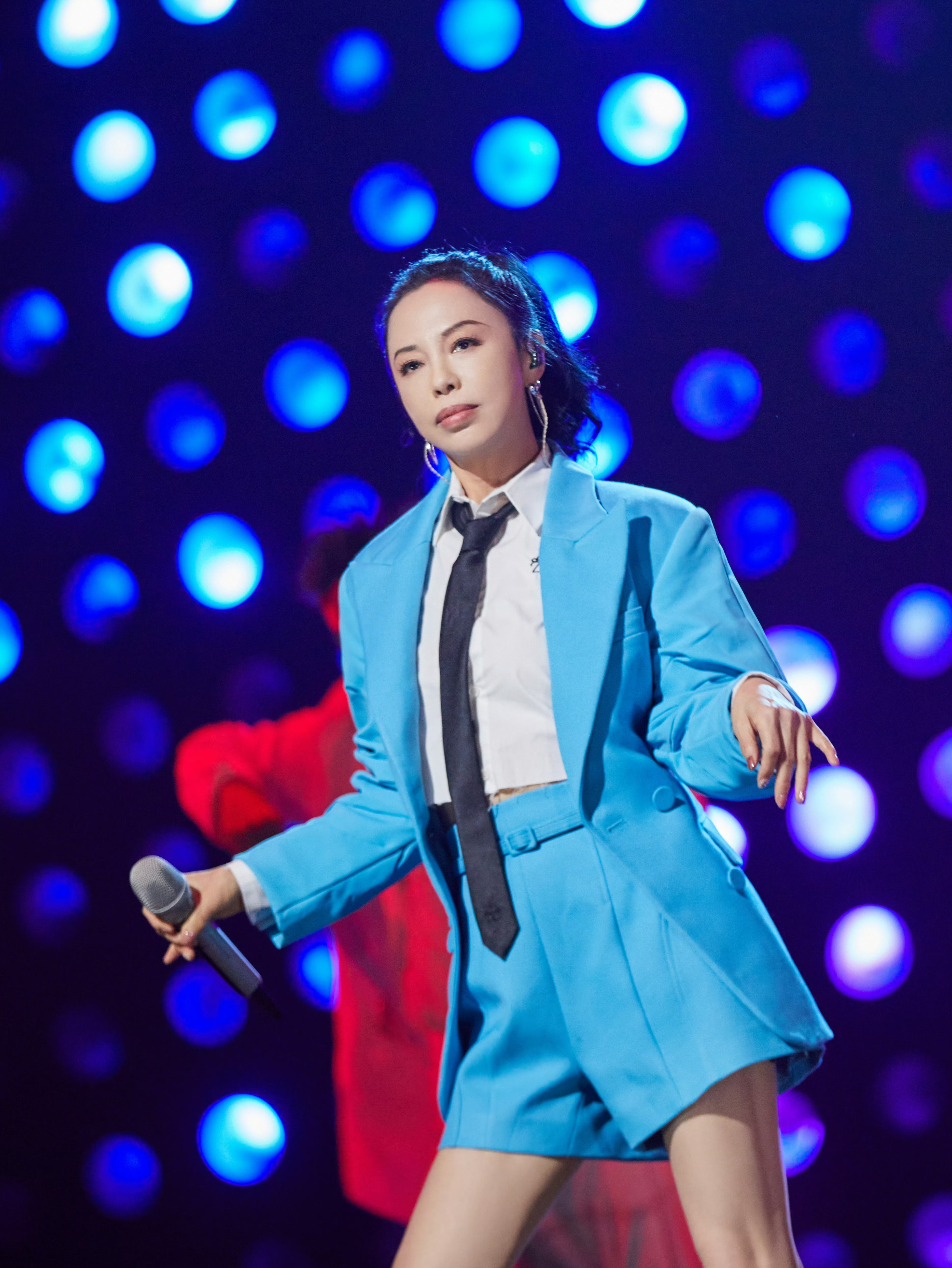 黄绮珊往期演唱会造型,西服配短裤颜色鲜亮,高马尾发型人精神,超显