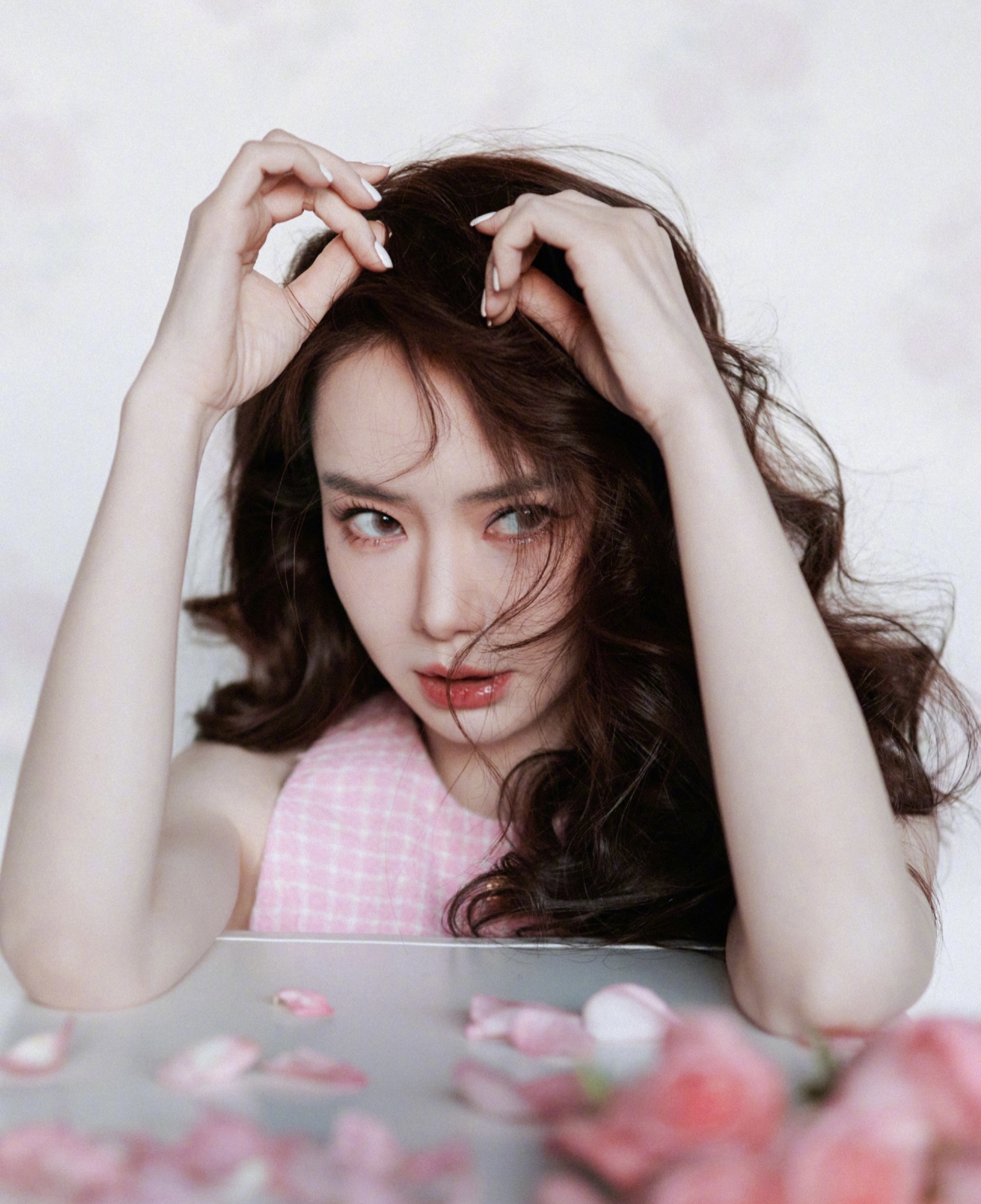 戚薇这身穿搭好有女人味,粉裙配卷发,清新俏丽,甜美性感,满满的青春