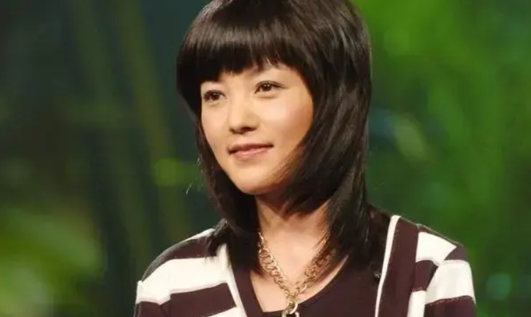 她18岁生女四登春晚红过杨钰莹前男友的身份让她身败名裂