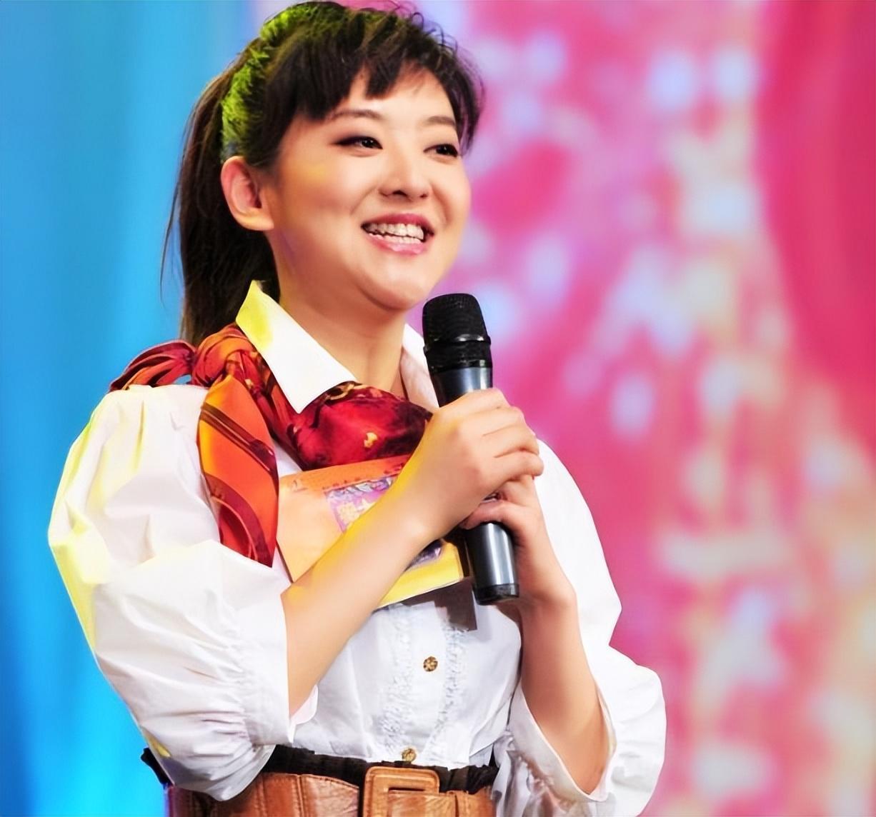 月亮姐姐低调嫁豪门39岁生子退出央视43岁被老公儿子宠成少女