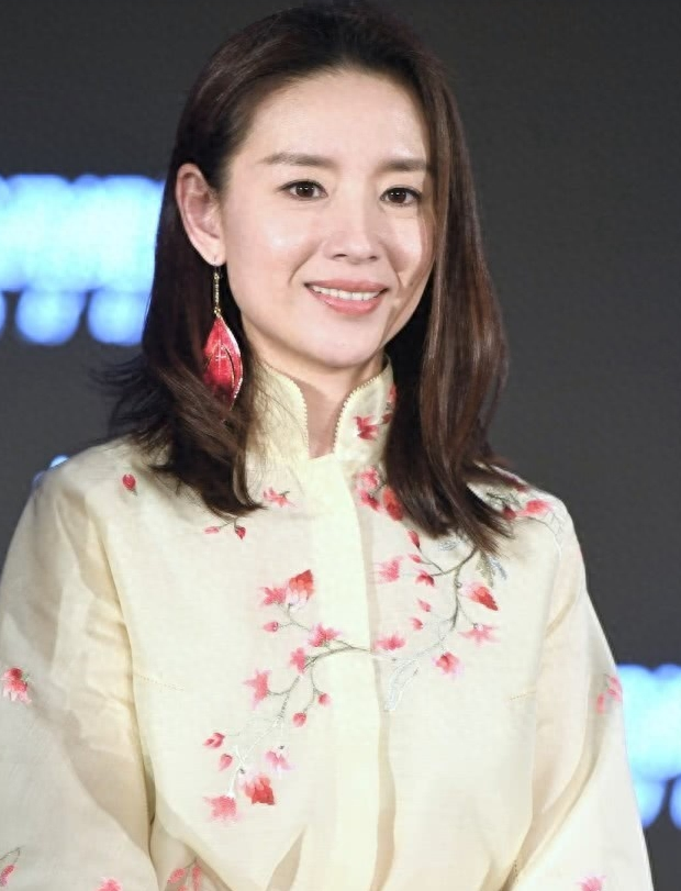 中的冷清秋,淡妆素衣,宛若清水芙蓉,风头一度超过"神仙姐姐"刘亦菲