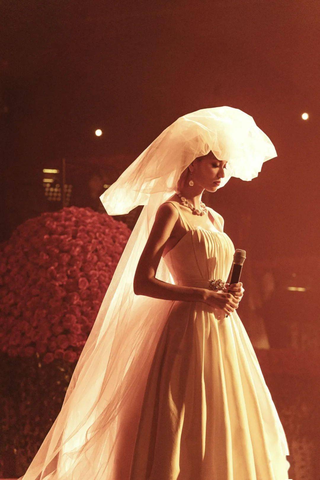 风华绝代梅艳芳夜总会歌女出身穿婚纱垫尿布与观众诀别