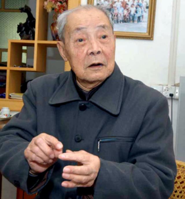 1996年开国少将肖前来到瑞金一老红军上前握手你是我的恩人