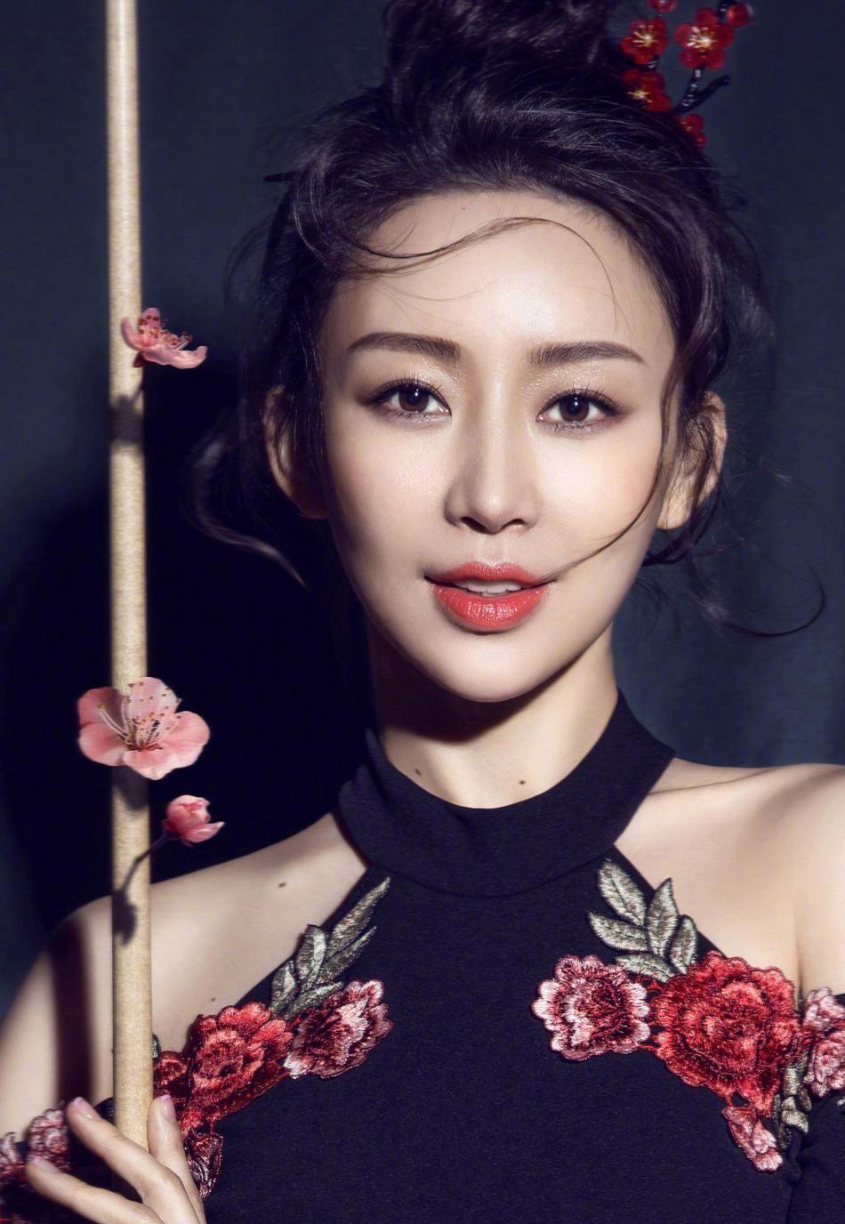 "九球天后"潘晓婷:40岁财产8亿,爸爸却是婚姻路上的绊脚石