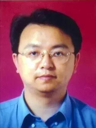 穷表弟叫王传福,1966年出生在安徽芜湖一户普通农村家庭,家庭条件很差