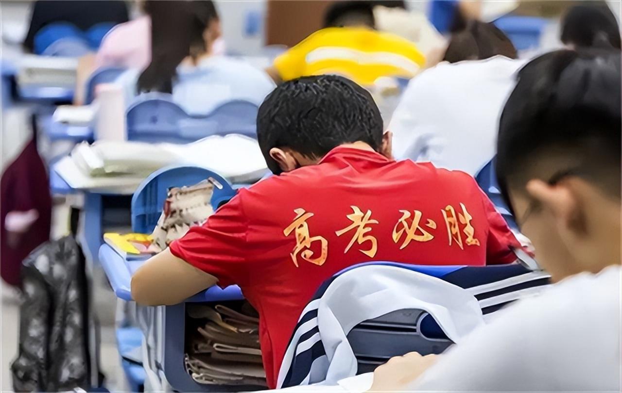 21年前他偷走高考试卷背熟后去参加考试看到考题傻眼了