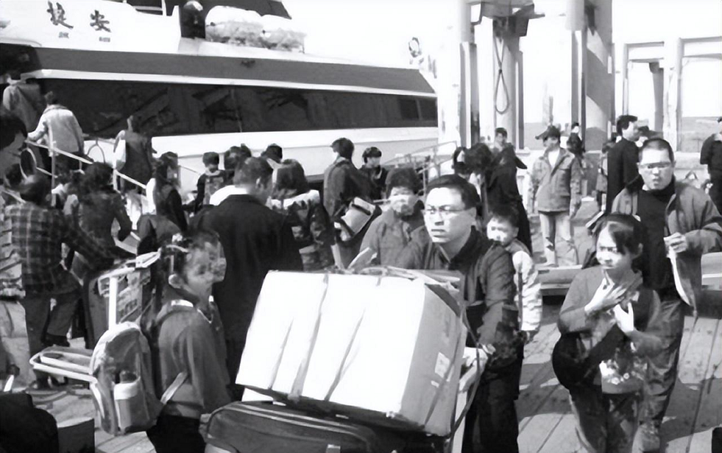 1988年,台湾老兵带妻子回大陆见原配,原配苦等50年,相谈1小时