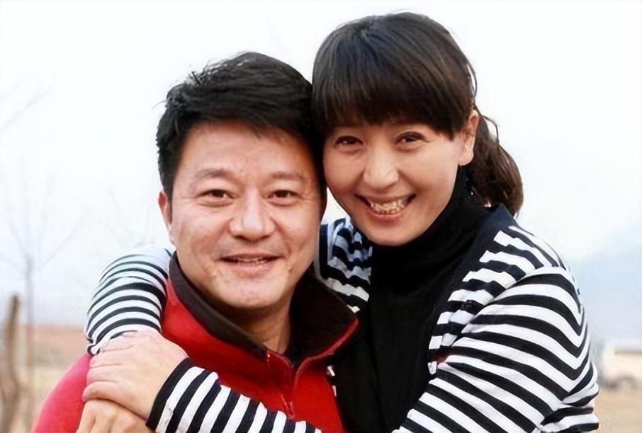 回顾闫学晶嫁大10岁二婚富商46岁高龄产女继女的选择让人泪目