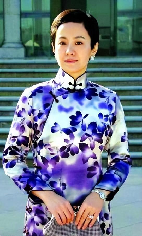 时遇见了比她大13岁的美工师何群.