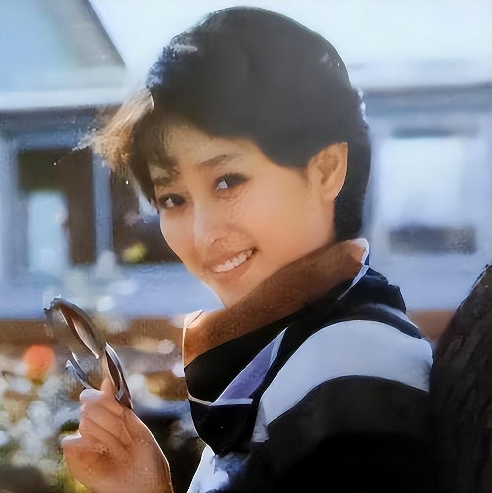 左翎从出生起,就过着大小姐般的生活,父亲是位军人,她的母亲又在当地