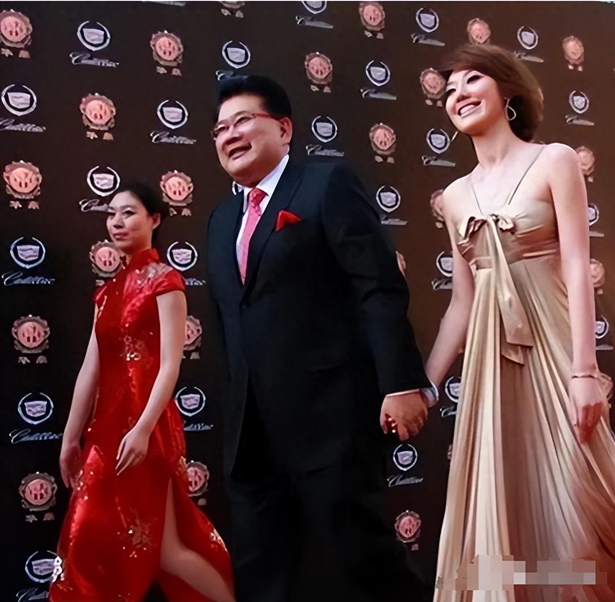 在王冠刚毕业的那一年就进入了上海电视台工作.