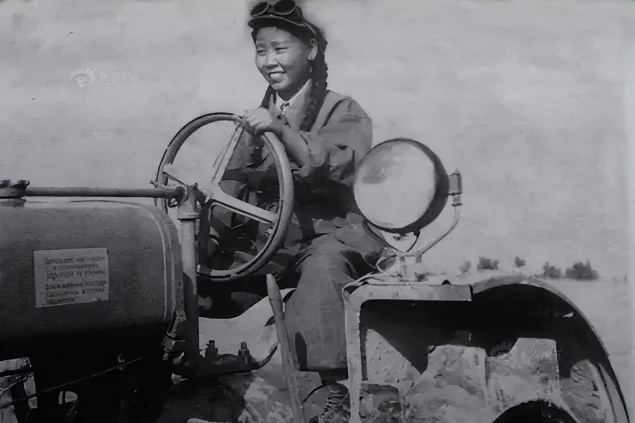 图为1950年从湖南来到新疆的张迪源,她后来成了解放军的第一个女拖拉