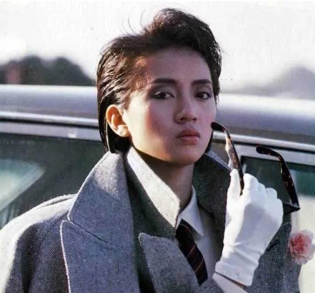 风华绝代梅艳芳夜总会歌女出身穿婚纱垫尿布与观众诀别