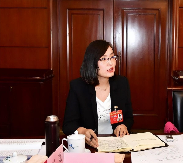 回顾那位为救学生失去双腿的80后美女教师张丽莉后来怎样了