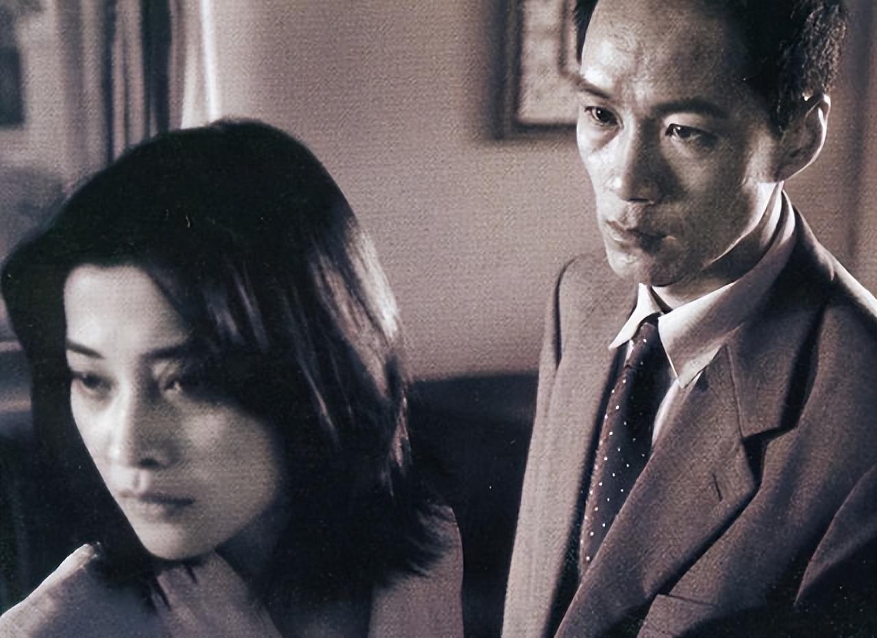 梅婷的起点比她的同学都要高,一出道就和张国荣一起出演了《红色恋人