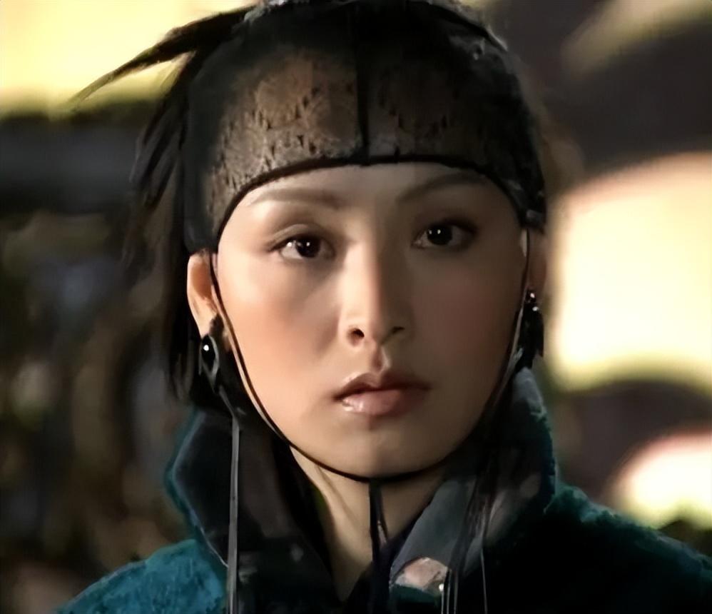 比如在古装剧《三国热》中,张嘉倪饰演的孙尚香在骑