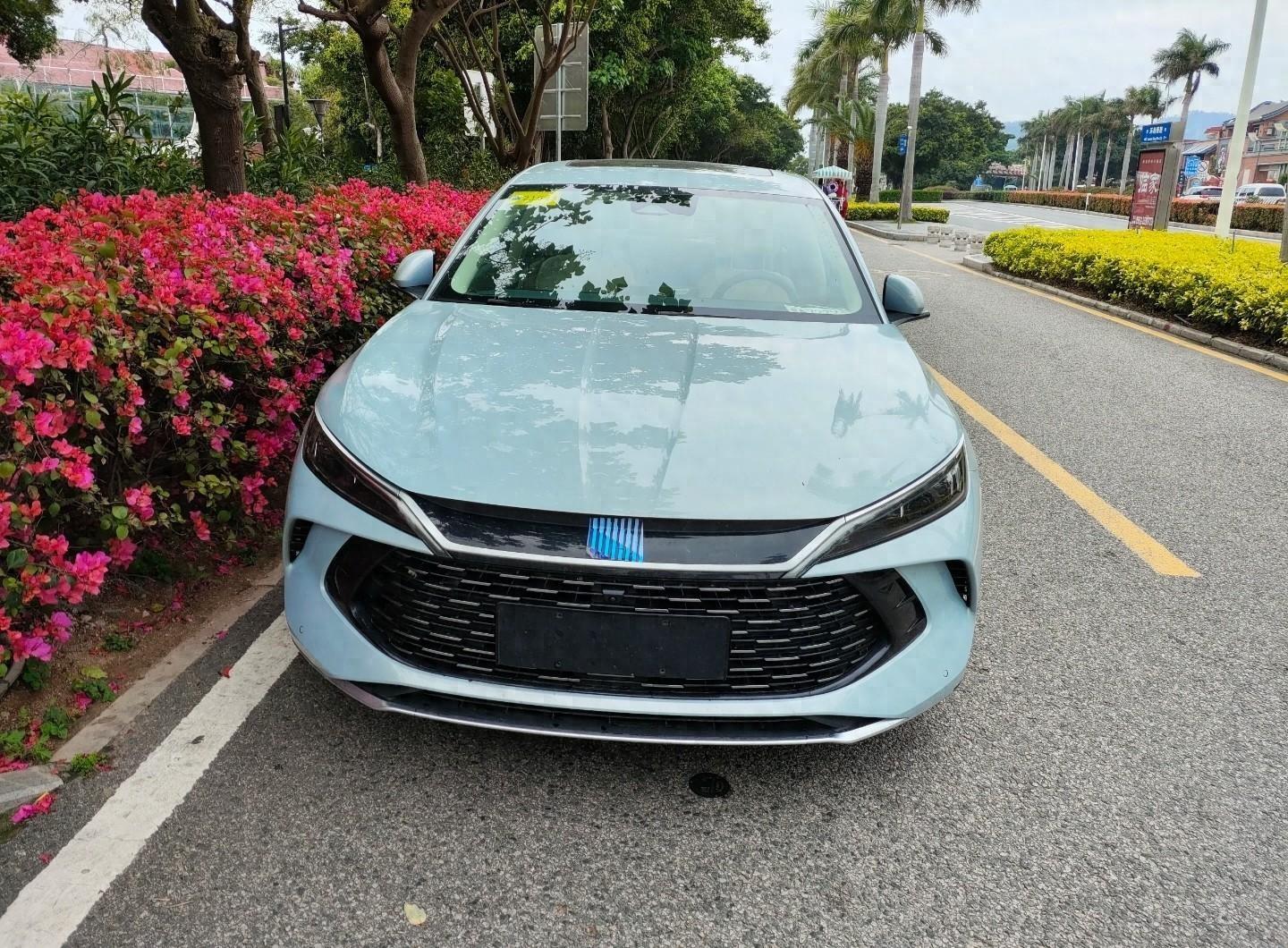 比亚迪秦l实车现身街头,青色涂装更具高级感,提供三种纯电续航