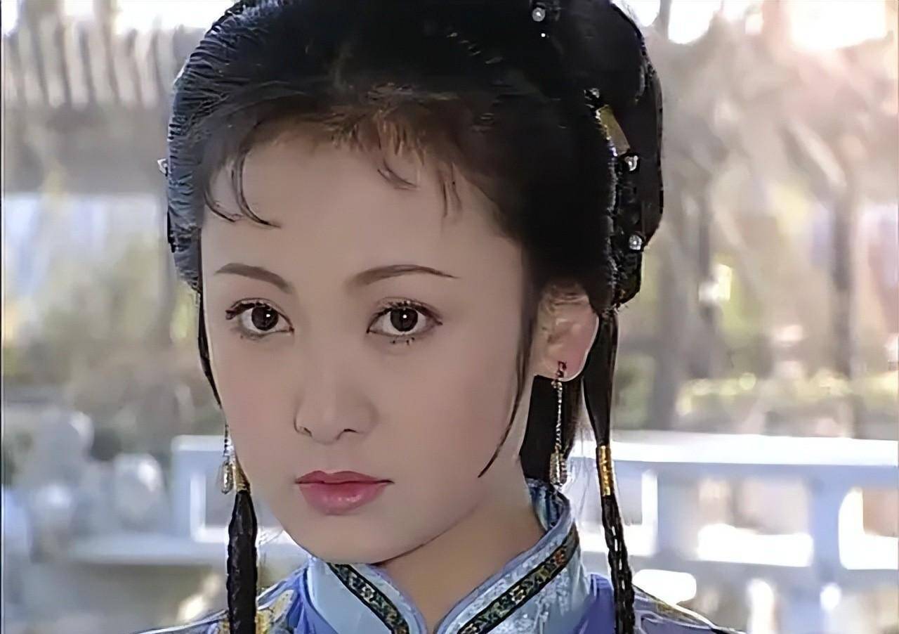 这从句诗中我们就能看得出来,古代的审美还是以樱桃小嘴为主.