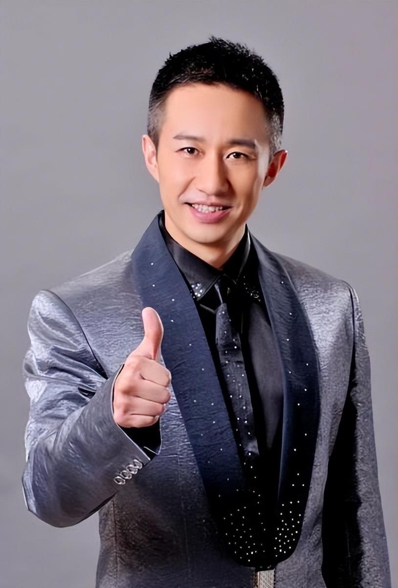 央视一姐方琼的消失是整个主持界的悲哀和损失