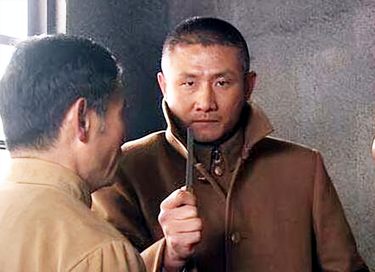 不仅如此,他还是一位"学霸"级人物,拥有北电表演硕士,北京师范大学