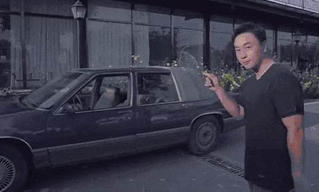 吴京在《开讲吧》里却爆料,甄子丹打断4根棍子,打到他吐血才拍出满意