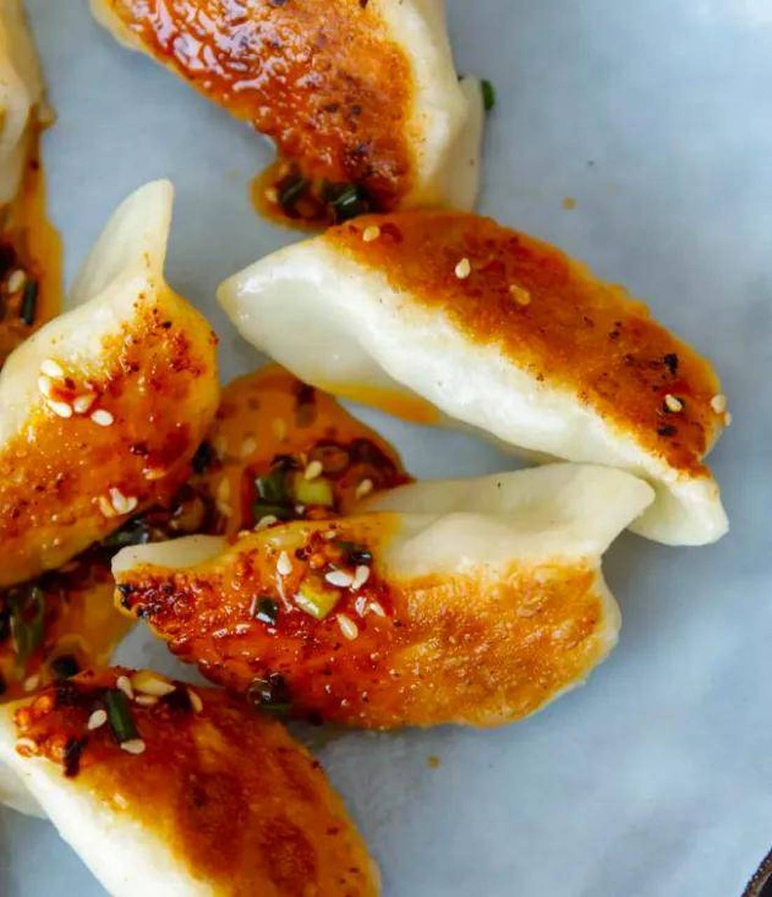 今天分享简单又美味的鲜肉锅贴做法,酥脆面皮搭配香美馅料,老少皆宜.