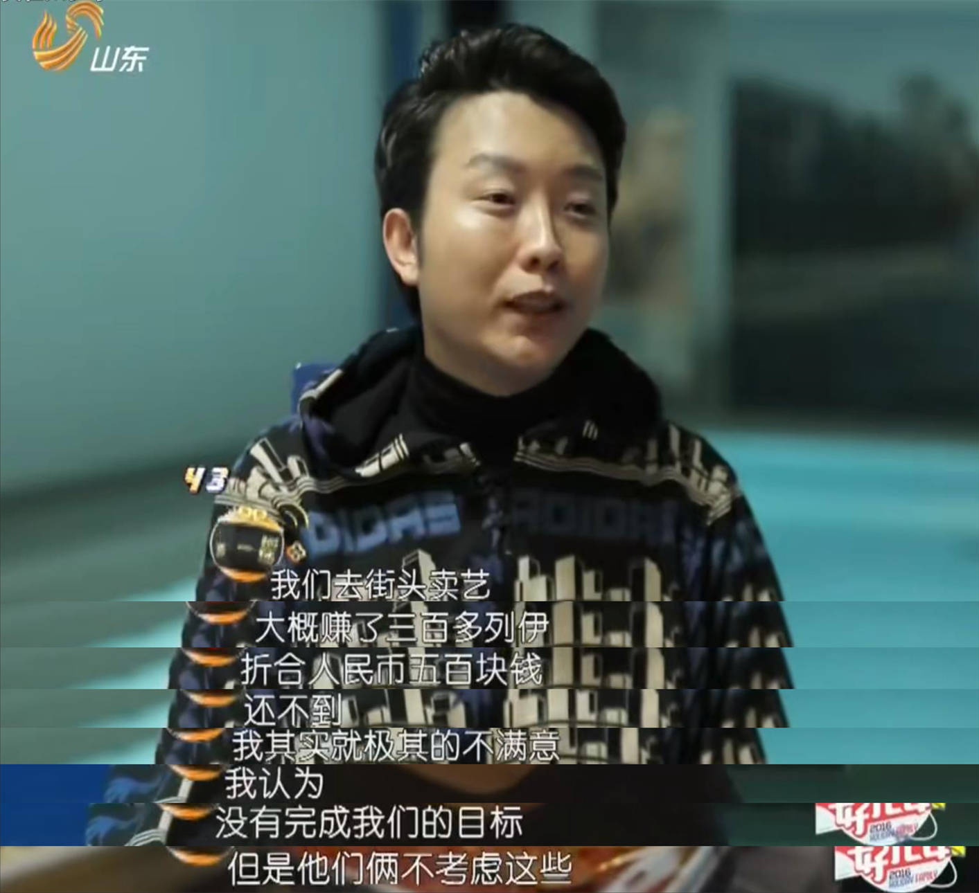 45岁的李玉刚不恋爱不结婚步履蹒跚需搀扶他图了个什么