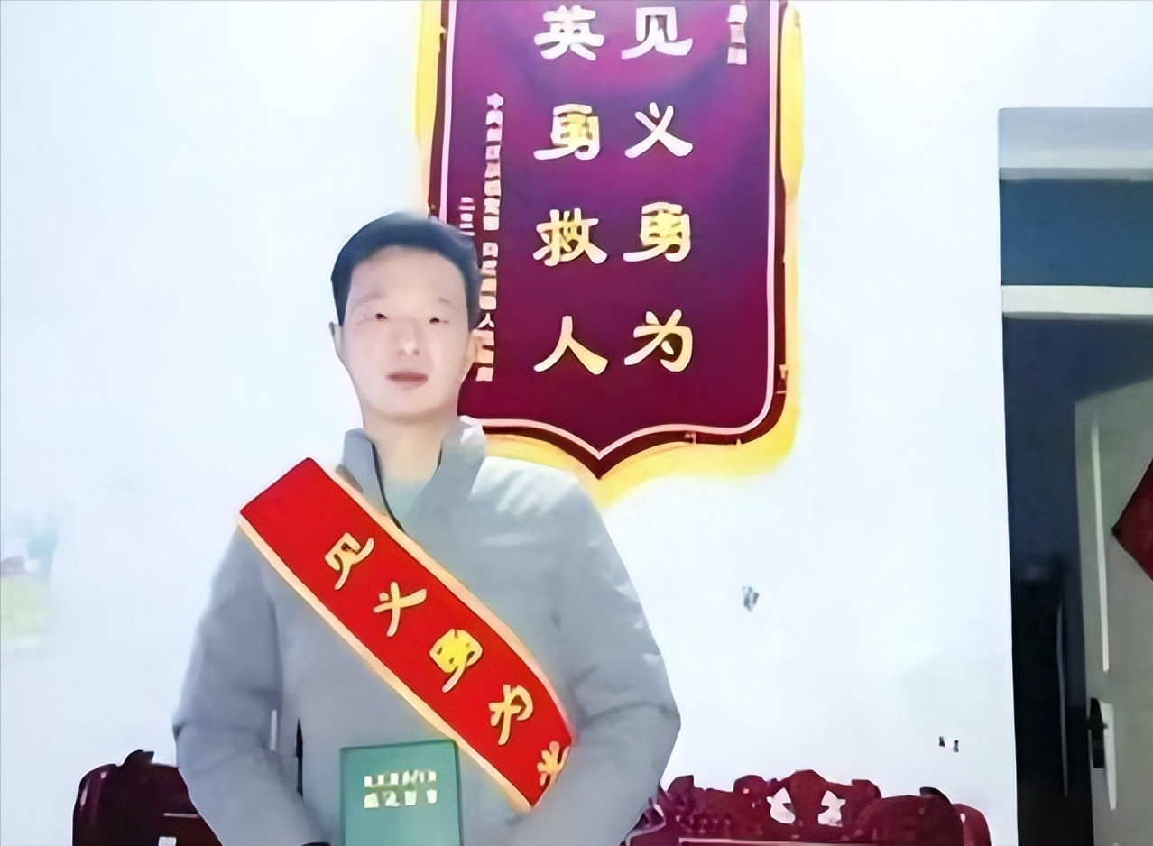 回顾河南小伙跳冰水救人体力不支留遗言被救女子表示要走一起走